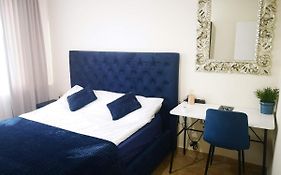 Riviera Deluxe Apartments