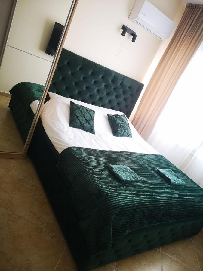 Riviera Deluxe Apartments Vlorë Esterno foto