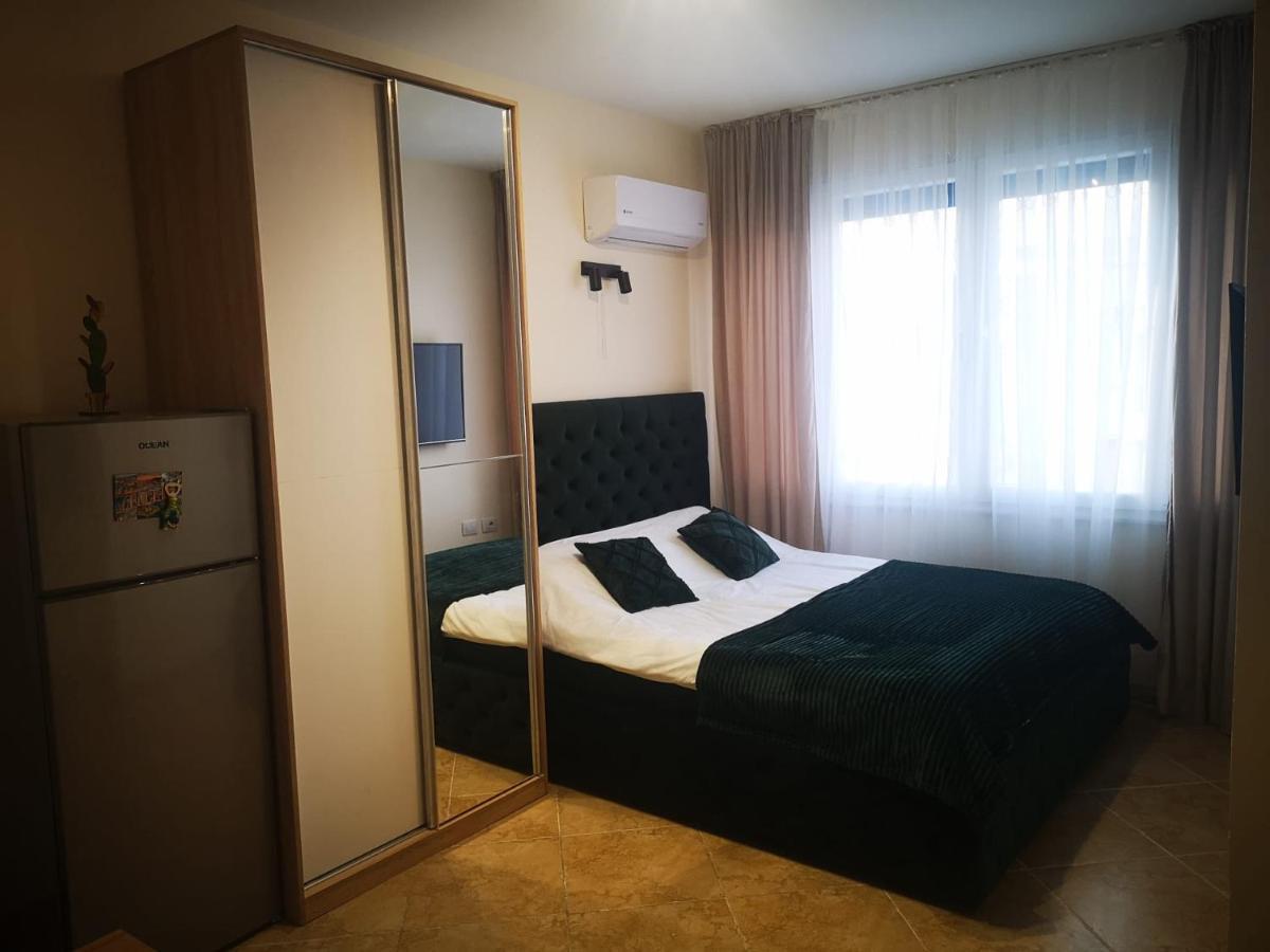 Riviera Deluxe Apartments Vlorë Esterno foto
