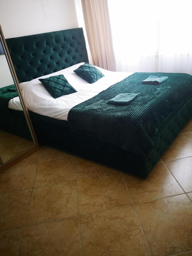 Riviera Deluxe Apartments Vlorë Esterno foto