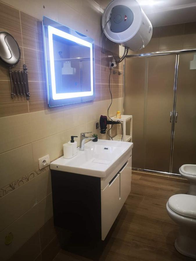 Riviera Deluxe Apartments Vlorë Esterno foto